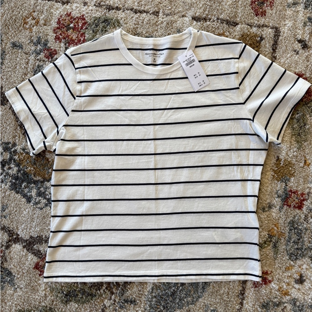 NWT M Abercrombie & Fitch Short Sleeve White and navy T-Shirt